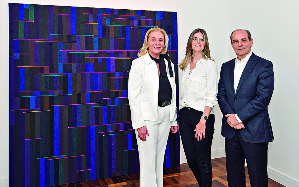 O marchand Waldir Simões de Assis será o homenageado e curador do ambiente da decoradora Angela Russi (à esq.) e da arquiteta Luciana Malucelli na Mostra Artefacto deste ano. Inspirado em Paris, o espaço terá obras de artistas ligados à cidade, entre eles Cícero Dias, Abraham Palatnik, Juarez Machado e Gonçalo Ivo, autor da obra ao fundo. | Marcelo Stammer