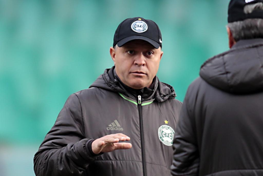 O técnico Pachequinho já acertou o posicionamento alviverde na defesa; meta agora é recuperar o rendimento ofensivo. | Albari Rosa/Gazeta do Povo