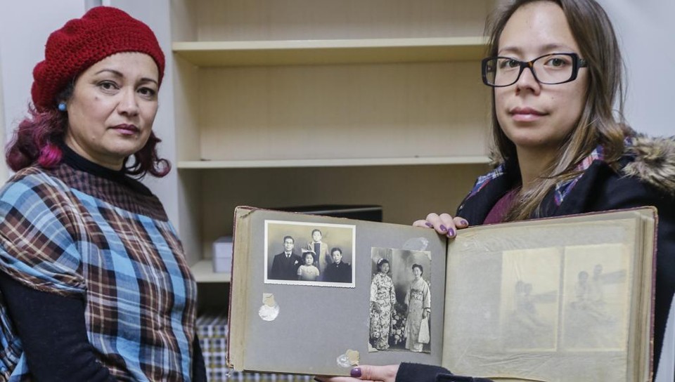 Midori e Anna Ohata com o que ainda restou de lembrança da família | Daniel Castellano/Gazeta do Povo