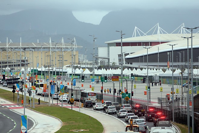 Trânsito pesado na rua em frente ao Parque Olímpico da Barra. | Albari Rosa/Gazeta do Povo