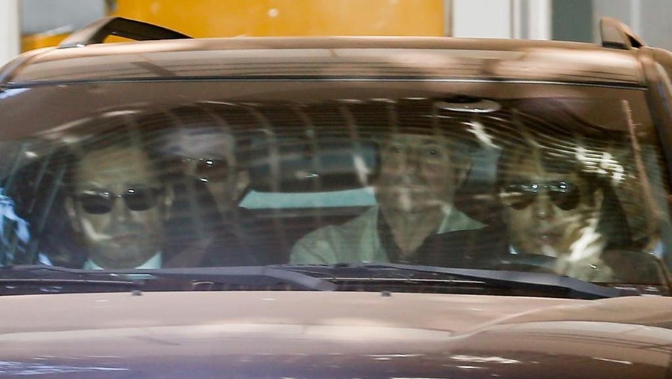 Agentes da PF conduzem Paulo Bernardo no dia da deflagração da Operação Custo Brasil | Pedro Ladeira/Folhapress/Arquivo