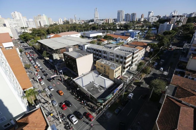 Fila para a palestra de Mujica no Círculo Militar dobrou a esquina. | Jonathan Campos Gazeta do Povo