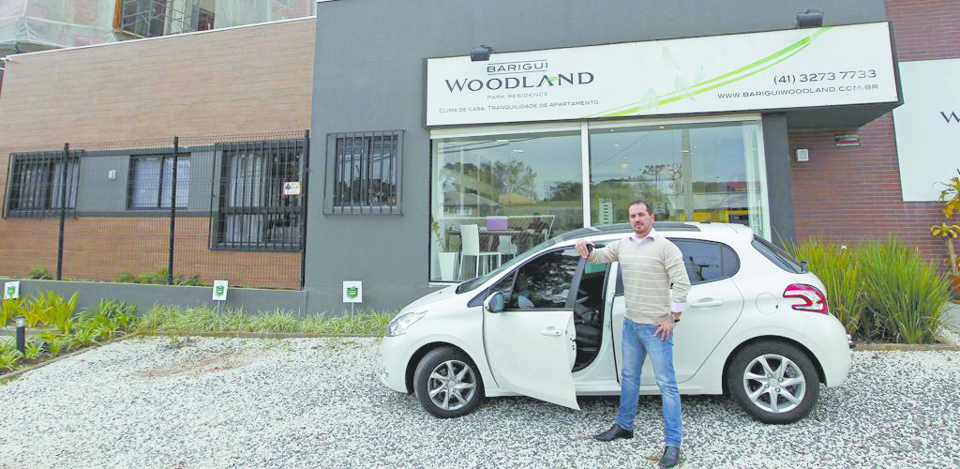 O representante comercial Francisco Azambuja Júnior   trocou um veículo ano 2008 pela entrada de um apartamento na planta. | Antônio More/Gazeta do Povo