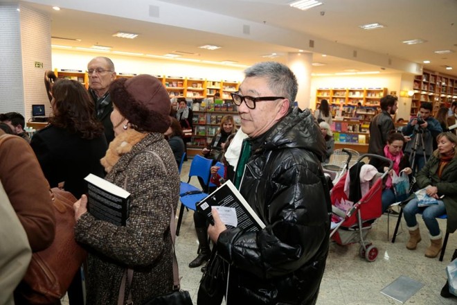 Newton Ishii, o “japonês da Federal”, pega a fila para receber o seu autógrafo | Foto: Pedro Serápio/Gazeta do Povo