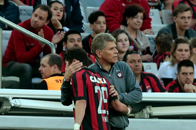 Autuori cumprimenta Vinícius, substituído por Juninho na segunda etapa | 