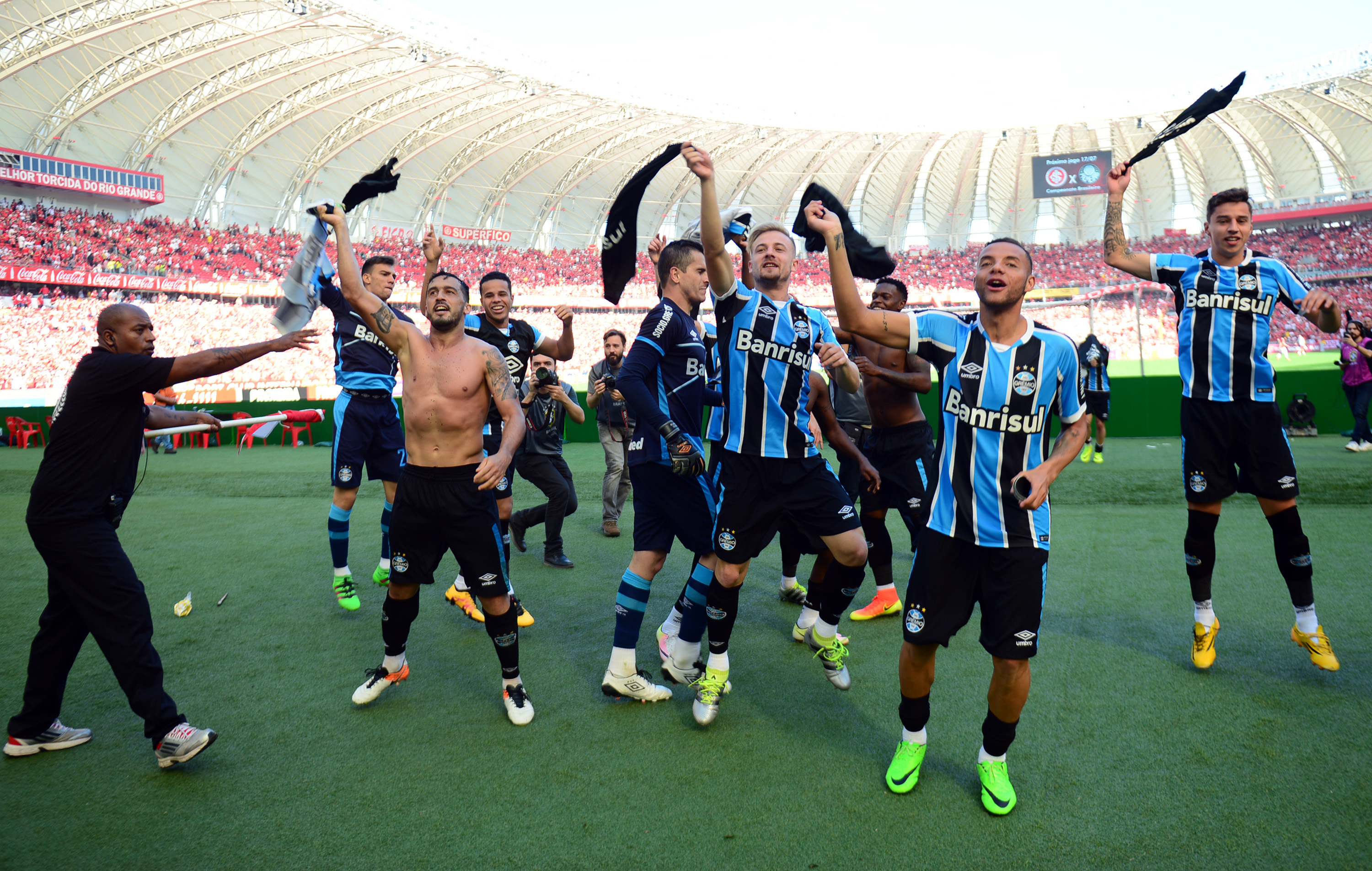 Jogadores do Grêmio comemoram vitória no Beira-Rio. | Folhaopress