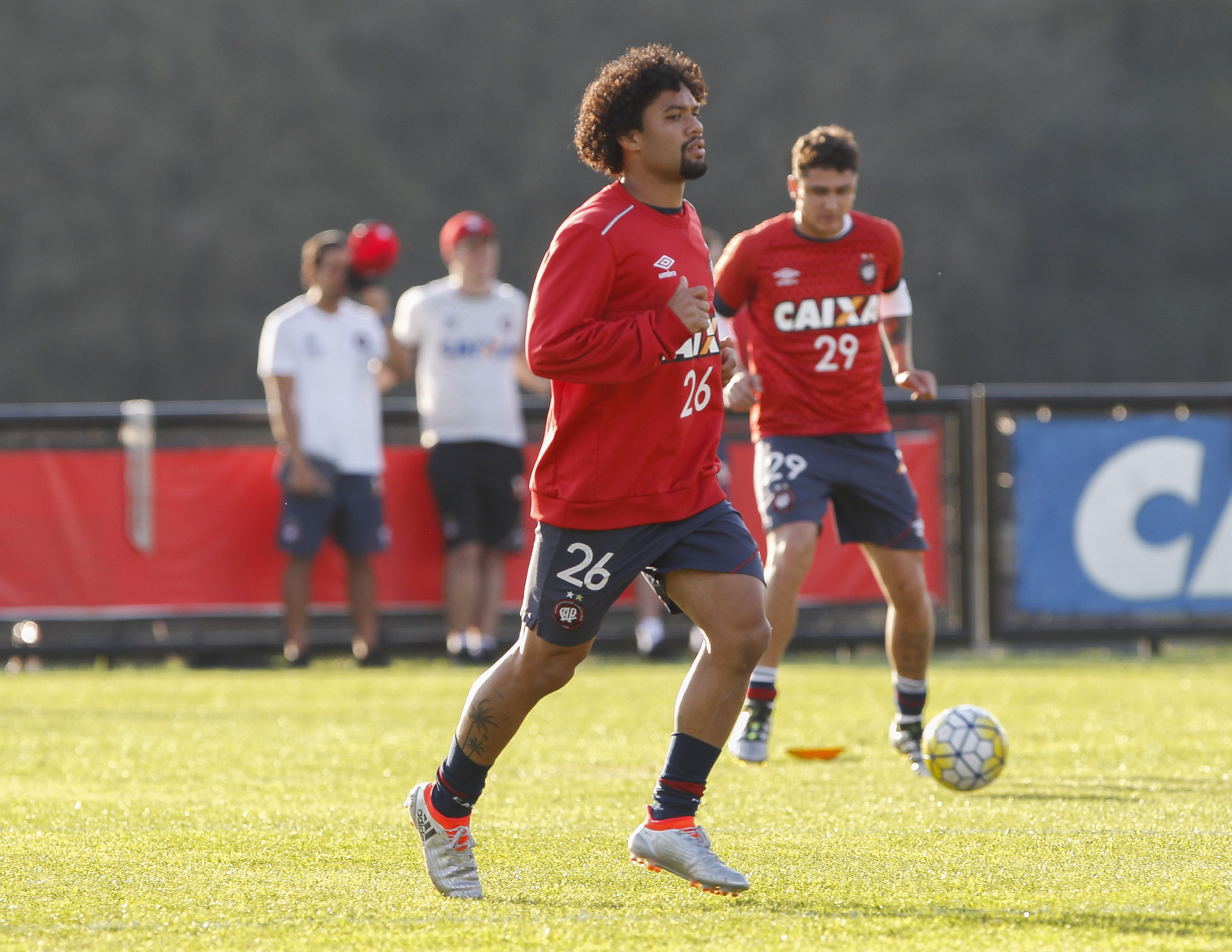 Com 22 anos, Otávio é um dos jogadores mais jovens do elenco atleticano. | Daniel Castellano/Gazeta do Povo