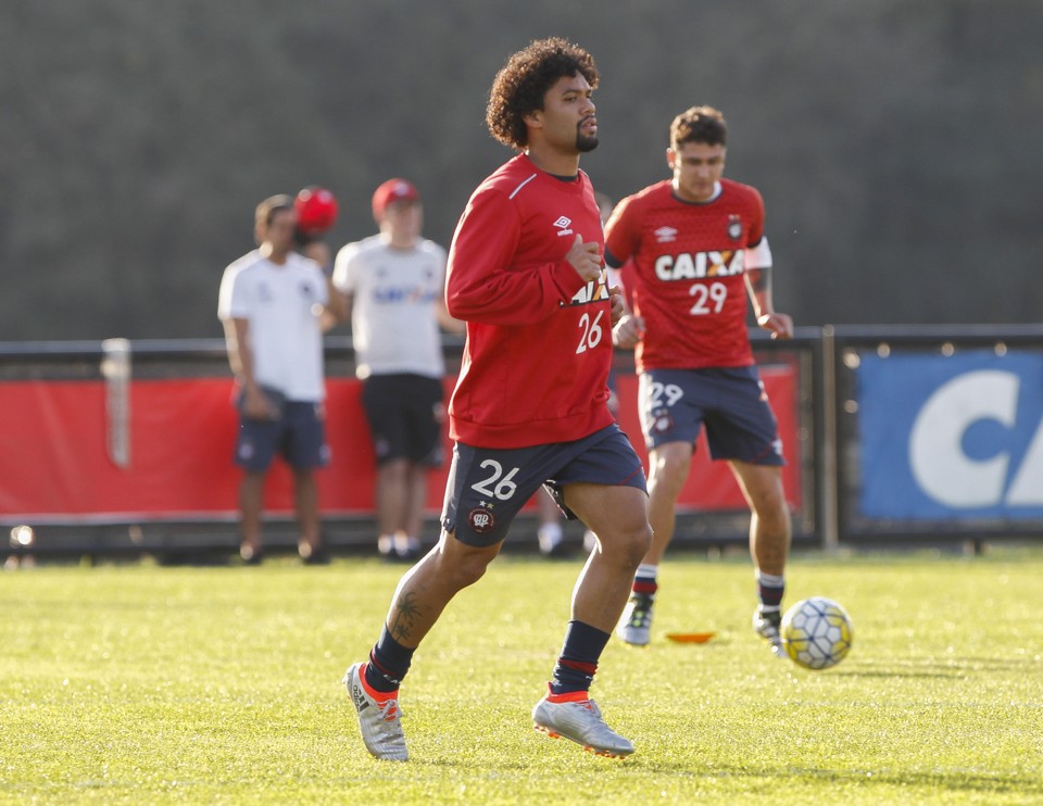 Atlético tem o time-base mais jovem na disputa pelo G4 Com 22 anos, Otávio é um dos jogadores mais jovens do elenco atleticano. | Daniel Castellano/Gazeta do Povo