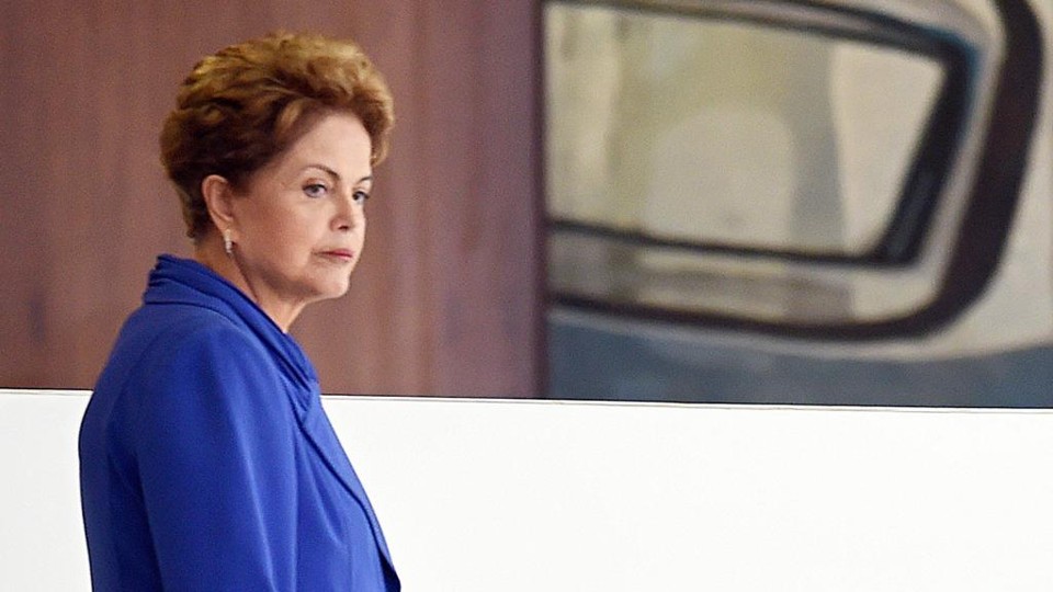 Dilma Rousseff luta por votos de senadores para reverter impeachment. | Evaristo Sá/AFP