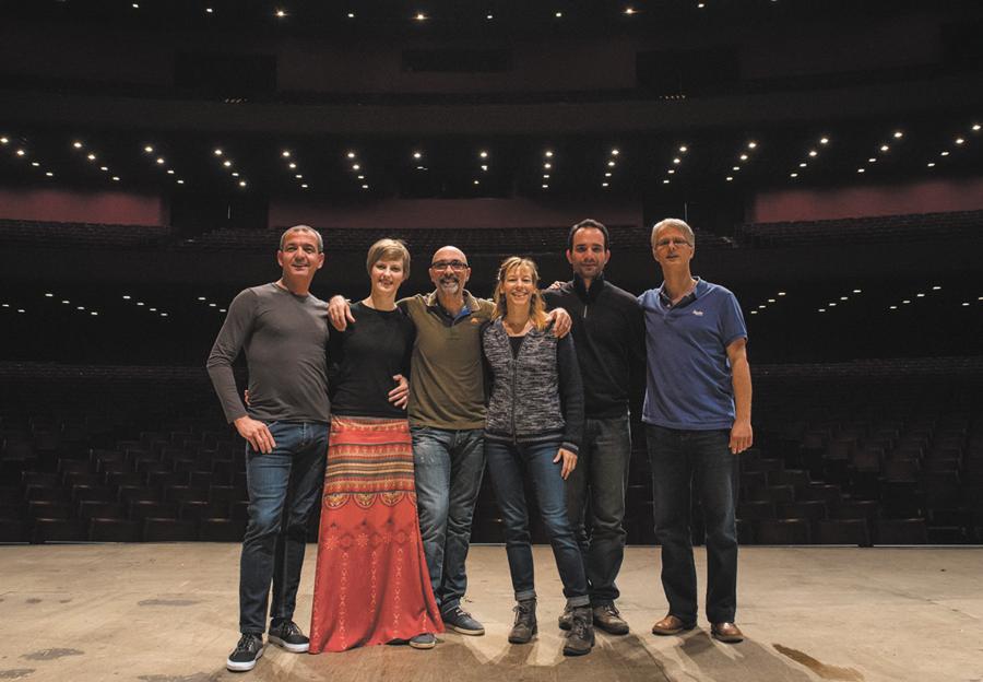 Marcelo Santos de Oliveira, diretor artístico do Internationales Solo-Tanz-Theater, Simone Bönisch, presidente da ABABTG, os coreógrafos alemães Roberto Scafati e Katja Wachter, Jorge Schneider, vice-presidente da ABABTG, e o também coreógrafo alemão Christoph Winkler (a partir da esq.) no palco do Guairão. A Associação de Bailarinos e Apoiadores do Balé Teatro Guaíra prepara turnê pela Alemanha . | Deborah Chibiaque