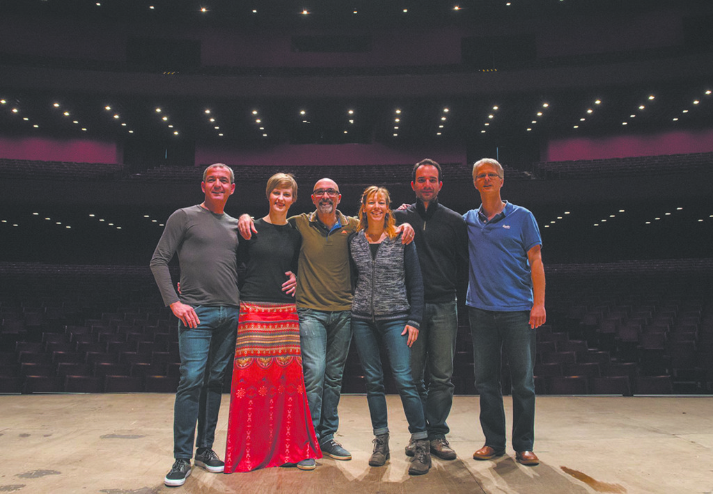 Marcelo Santos de Oliveira, diretor artístico do Internationales Solo-Tanz-Theater, Simone Bönisch, presidente da ABABTG, os coreógrafos alemães Roberto Scafati e Katja Wachter, Jorge Schneider, vice-presidente da ABABTG, e o também coreógrafo alemão Christoph Winkler (a partir da esq.) no palco do Guairão. A Associação de Bailarinos e Apoiadores do Balé Teatro Guaíra prepara turnê pela Alemanha .