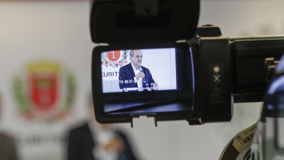 Sem dinheiro, candidatos cortam radicalmente verba de marketing Atual prefeito de Curitiba, Gustavo Fruet não deve usar equipe de marketing externa. | Daniel Castellano/Gazeta do Povo