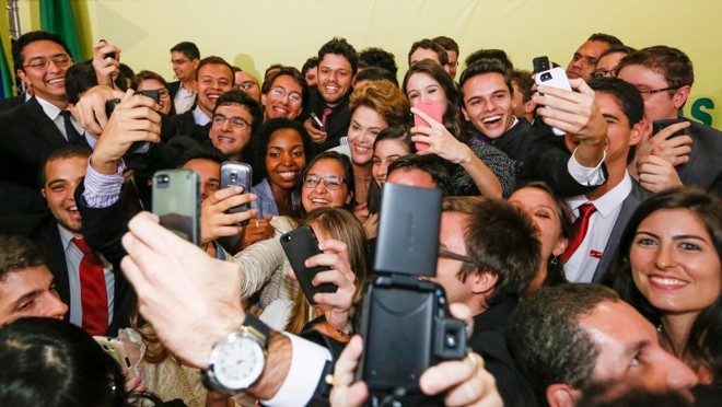 Dilma Rousseff posa para foto com estudantes durante cerimônia de lançamento da segunda etapa do Programa Ciência Sem Fronteiras, em 2014 | Roberto Stuckert Filho/Fotos Públicas