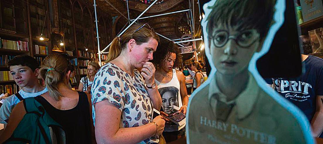 Fãs na livraria Lello, em Portugal, onde a autora teria escrito parte da saga; lançamento é expectativa em todo o mundo. | MIGUEL RIOPA/AFP