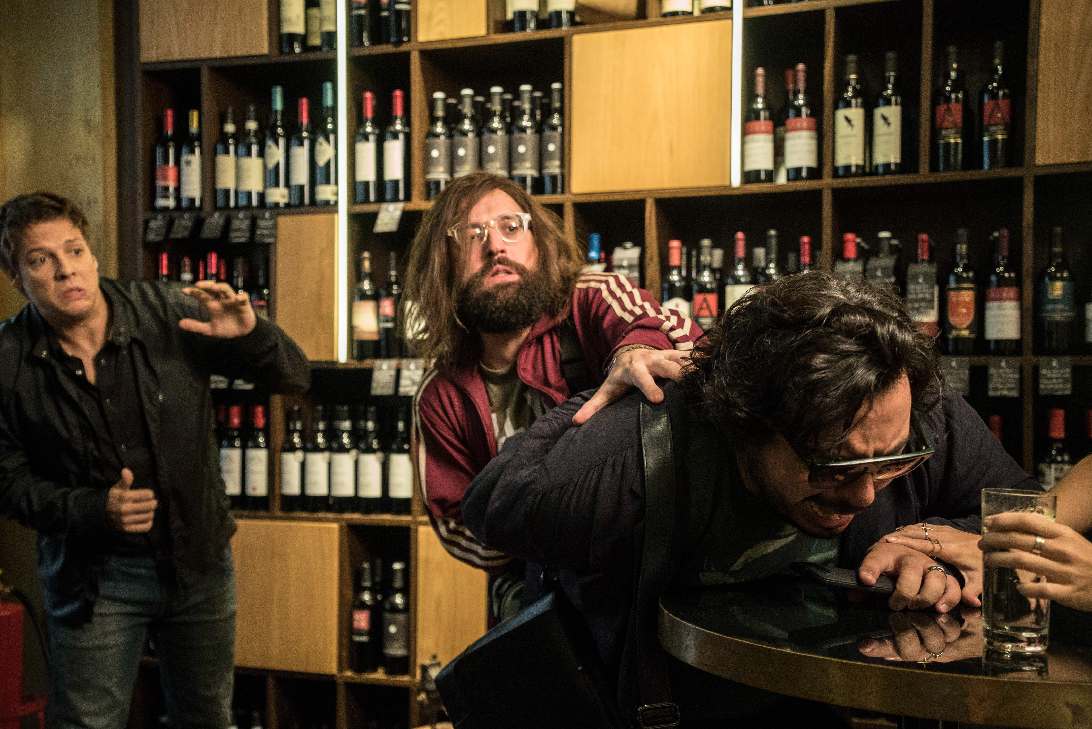 Fábio Porchat, Gregório Duvivier e Luis Lobianco protagonizam narrativa nonsense em “Porta dos Fundos – Contrato Vitalício”. | Rachel Tanugi Ribas /Divulgação