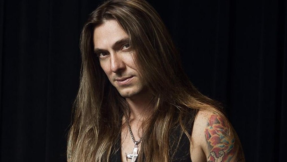Falaschi, ex-vocalista do Angra e atual Almah, presta tributo aos  mestres do metal. | Danilo Facchini/Divulgação