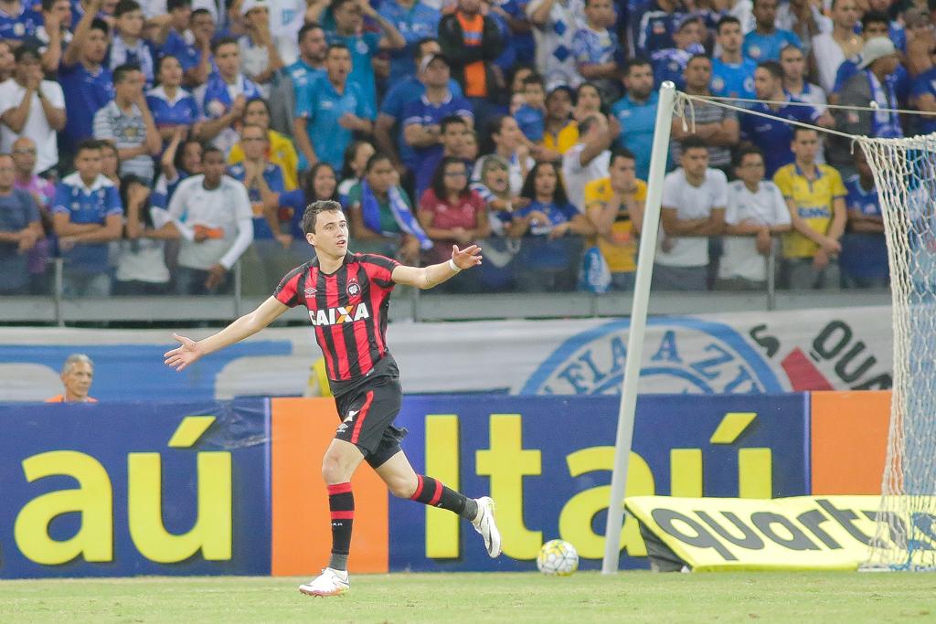 Pablo comemora primeiro gol do Furacão contra o Cruzeiro | Erwin Oliveira/Folhapress