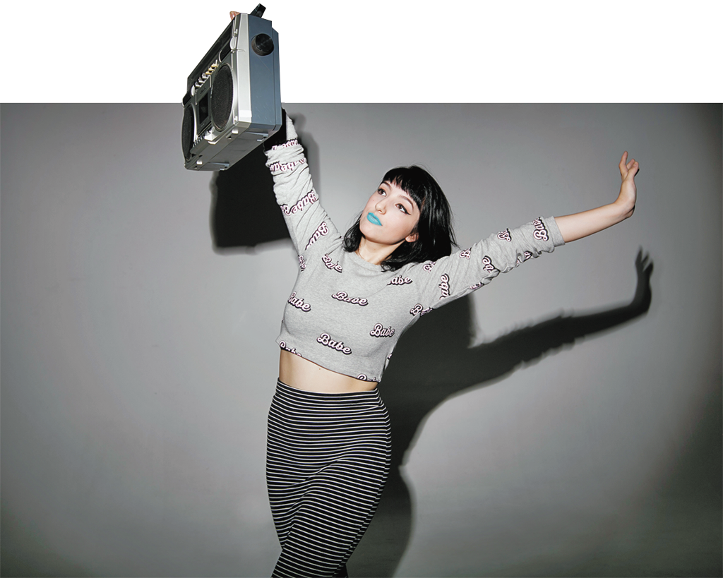 A cantora curitibana Jenni Mosello foi aprovada nas audições iniciais do X Factor, entre 30 mil candidatos, e vai mostrar seu talento para os jurados do programa,