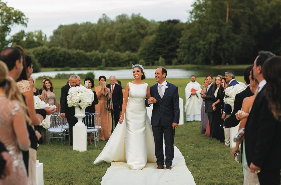 Sahara Littieri Zétola e o marido, André Zétola, ambos dentistas de Curitiba, na cerimônia de seu casamento, organizada pela produtora Luciana Krizanowski no castelo Chatêau D’Esclimont, no arredores de Paris. De Curitiba também seguiu o Del Chiaro – Coral e Orquestra, do maestro Gil Gonçalves (foto menor), para tocar durante a cerimônia e no jantar. | Fotos: Adalberto Rodrigues