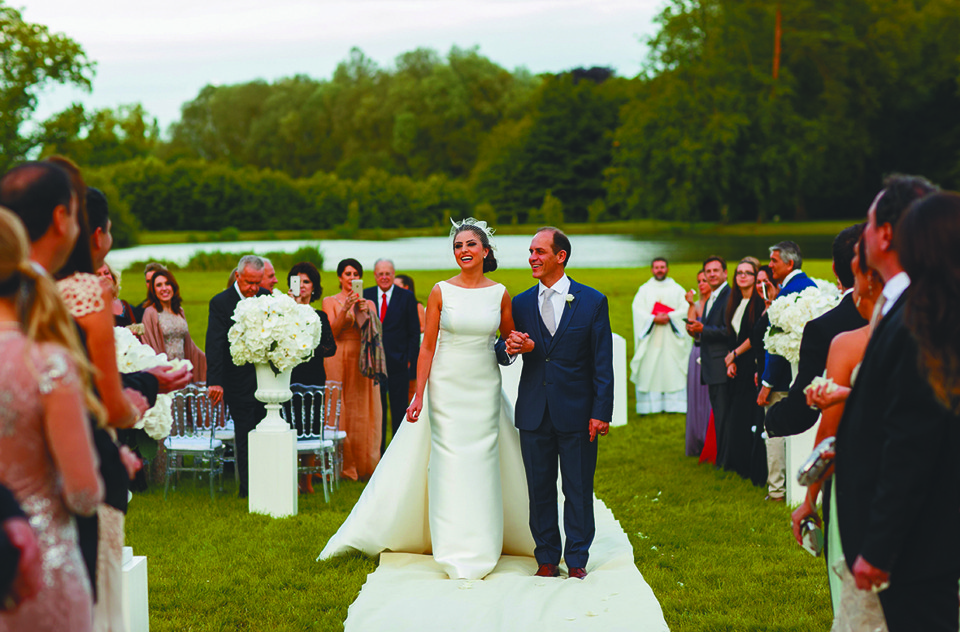 Sahara Littieri Zétola e o marido, André Zétola, ambos dentistas de Curitiba, na cerimônia de seu casamento, organizada pela produtora Luciana Krizanowski no castelo Chatêau D’Esclimont, no arredores de Paris. De Curitiba também seguiu o Del Chiaro – Coral e Orquestra, do maestro Gil Gonçalves (foto menor), para tocar durante a cerimônia e no jantar. | Fotos: Adalberto Rodrigues