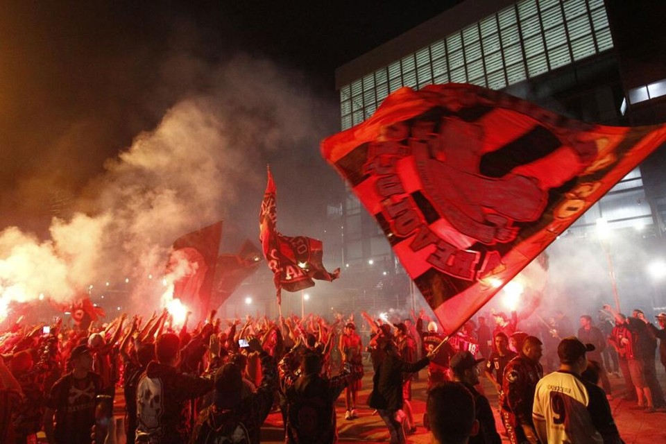 Manifestação da torcida Os Fanáticos na frente da Arena. | /