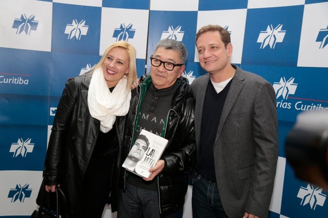 E posa para foto com o autor | Foto: Pedro Serápio/Gazeta do Povo