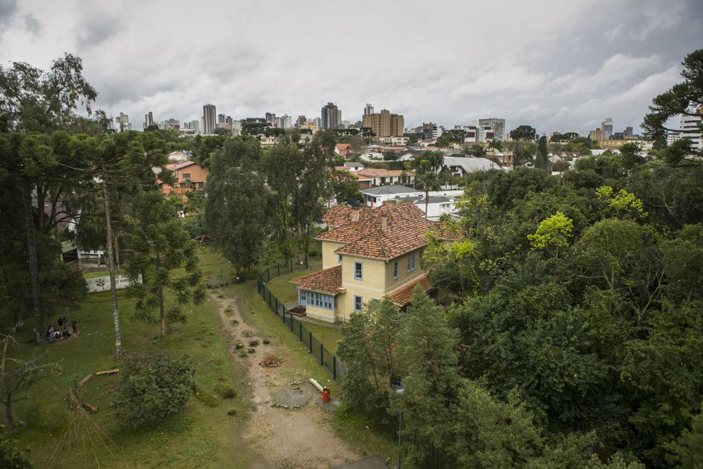 Situado entre as ruas Hermes Fontes, Carmelo Rangel e Bruno Filgueira, o Parque Gomm inclui o bosque e a área verde no entorno –com exceção da Casa Gomm, que é do governo estadual. | Marcelo Andrade/Gazeta do Povo