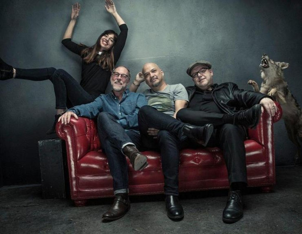 A partir da esquerda, Paz e os membros fundadores David Lovering , Joey Santiago  e Black Francis.