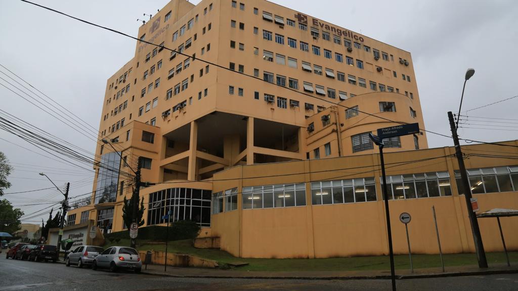 Dois dos feridos nos acidentes foram encaminhados ao Hospital Evangélico. | Ivonaldo Alexandre/Gazeta do Povo