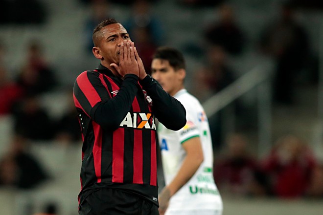 Walter lamenta chance perdida diante do time catarinense. | Albari Rosa/Gazeta do Povo