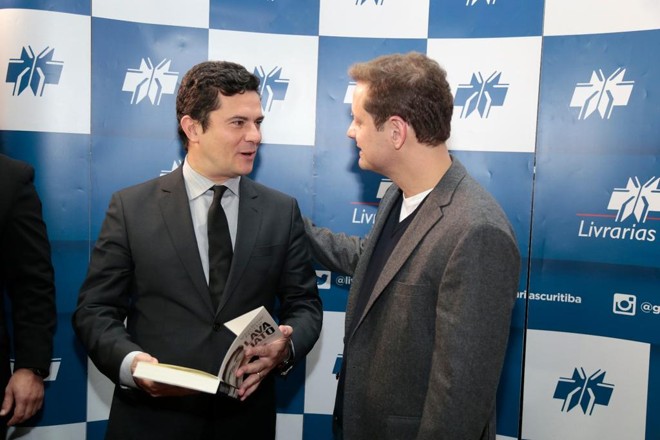 Moro conversa com o autor do livro sobre a Lava Jato, Vladimir Neto, da TV Globo | Foto: Pedro Serápio/Gazeta do Povo