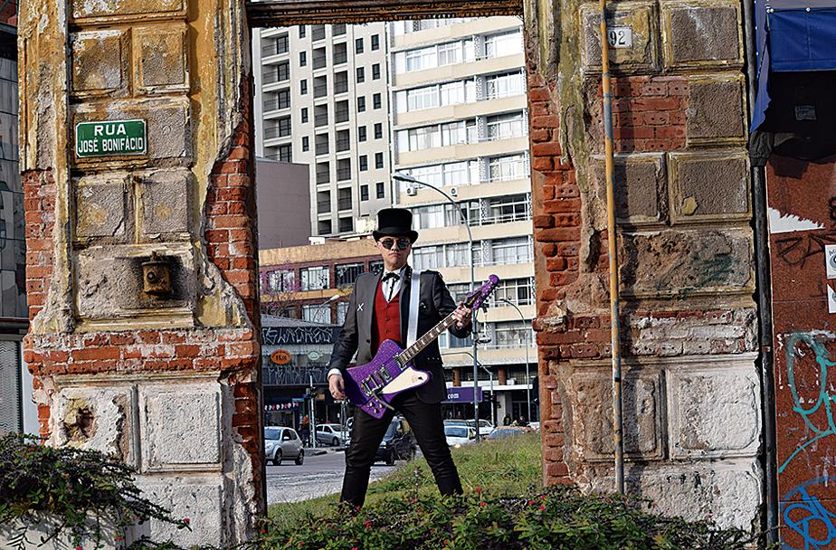 Zé Rodrigo nos bastidores da gravação do projeto I Love Rock and Roll, quinta-feira, no Largo da Ordem. O novo espetáculo, que comemora seus 20 anos de carreira, estreia em 11 de março de 2017, na Ópera de Arame. | Elisa Quincozes