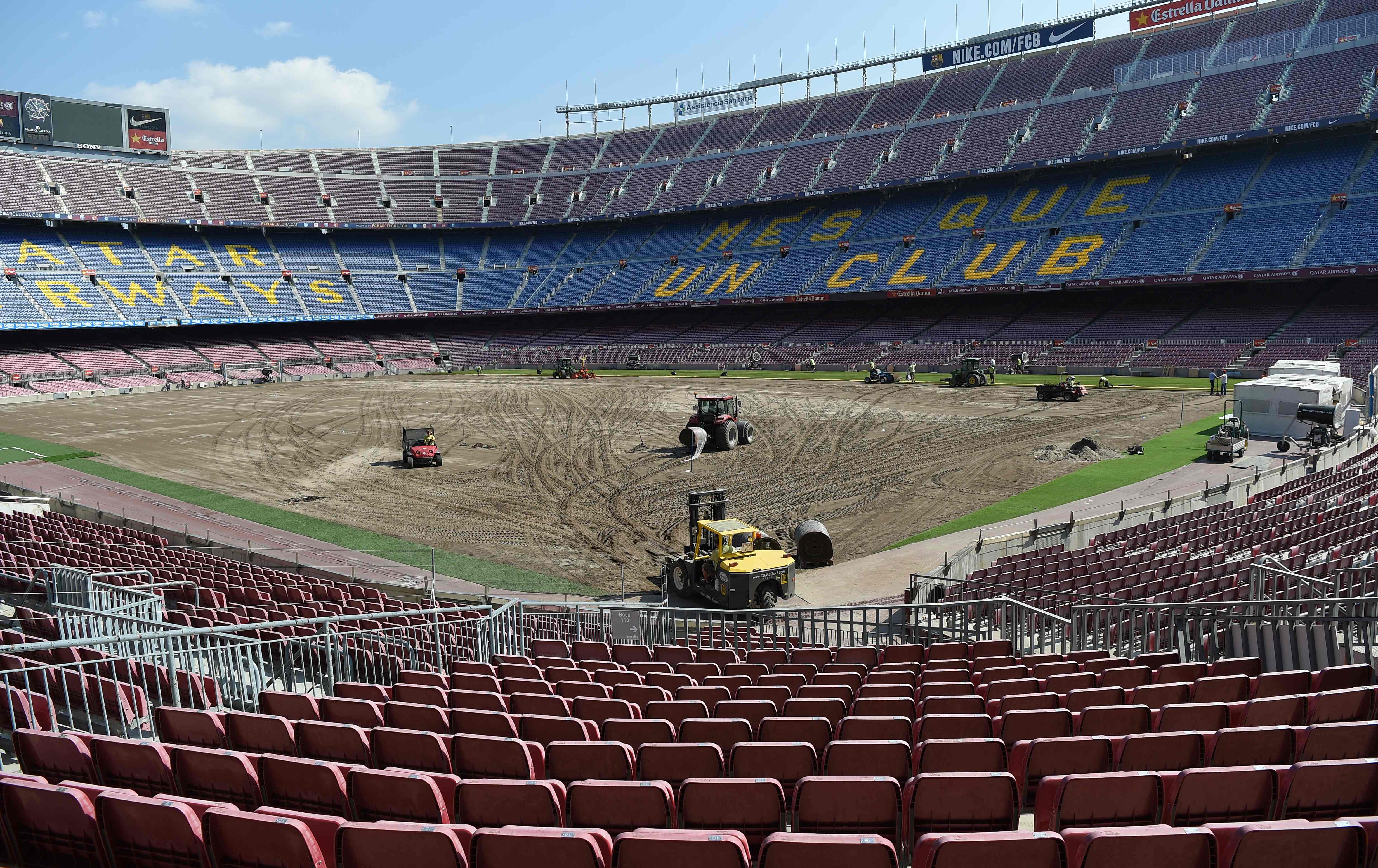Campo do Camp Nou em reforma: grama natural e sintética. | LLUIS GENE/AFP