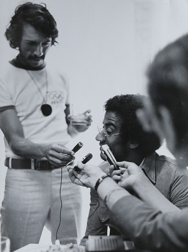 Militão entrevista o cantor Jorge Benjor nos anos 70. | Arquivo pessoal