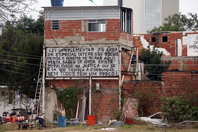 Mensagem escrita por moradores da Vila Autódromo que foram despejados para a construção do estacionamento do Parque Olímpico. | Albari Rosa/Gazeta do Povo