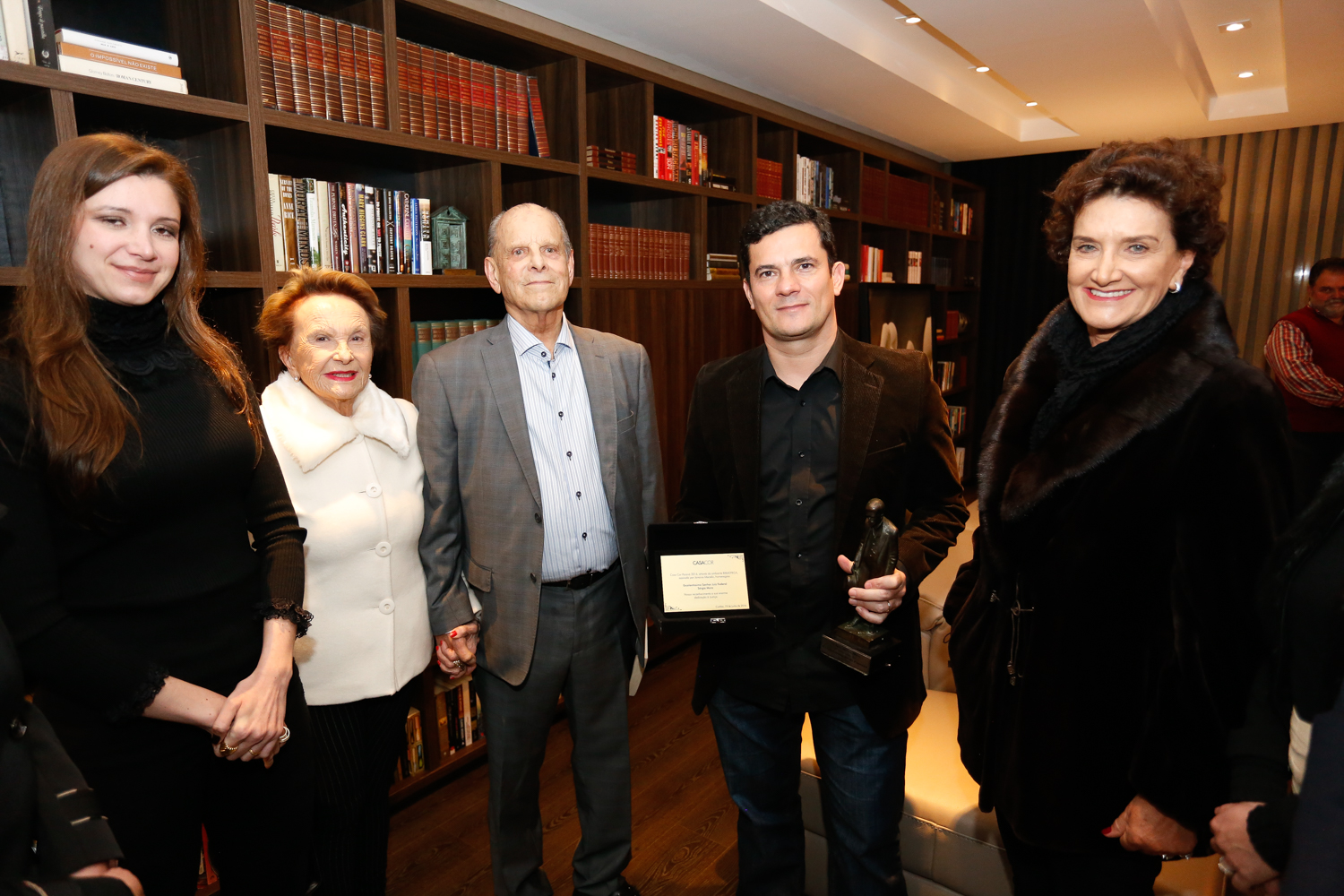 O juiz Sergio Moro com o casal Yvone e Paulo Pimentel, a diretora da Casa Cor Paraná, Marina Nessi (à dir.), e a engenheira e designer Janaína Macedo durante a visita que fez à Biblioteca da mostra, em sua homenagem, no último sábado. | Valterci Santos