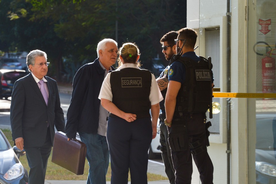Policiais federais fazem busca e apreensão no apartamento funcional da senadora Gleisi Hoffmann, que é casada com o ex-ministro Paulo Bernardo | José Cruz/Agência Brasil/