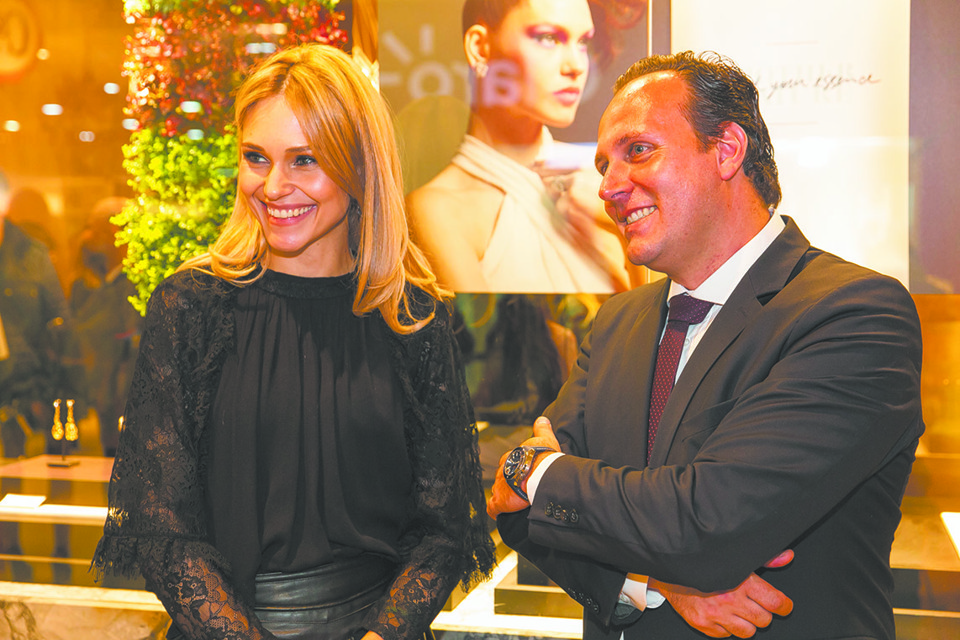 Daniella Crispim, gerente da Bergerson do ParkShoppingBarigüi, recebeu o brand manager da OMEGA no Brasil, Rodrigo Ortiz, na terça-feira, para a inauguração do espaço da marca, com lançamento da edição limitada do relógio Seamaster Diver 300M Rio 2016. | Diego Pisante