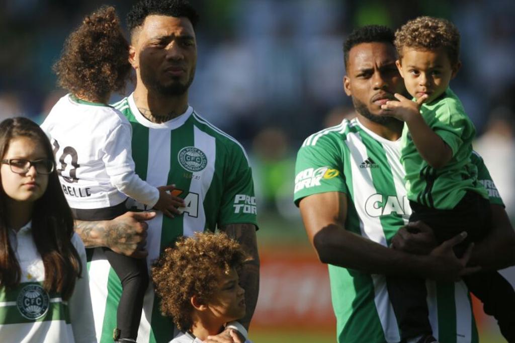 Kazim e Luccas Claro com o novo manto do Coxa. | Jonathan Campos/Gazeta do Povo