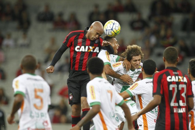 Thiago Heleno tenta leva perigo à defesa do América-MG. | Daniel Castellano/Gazeta do Povo