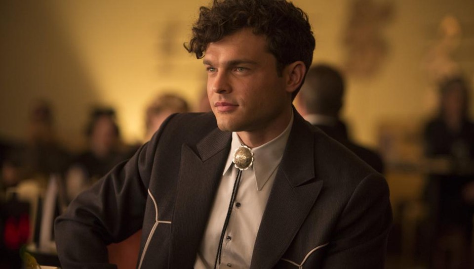 Alden Ehrenreich, o novo Han Solo, foi descoberto por Steven Spielberg O ator em “Ave, César”, dos irmãos Ethan e Joel Coen, lançado neste ano. | /Divulgação