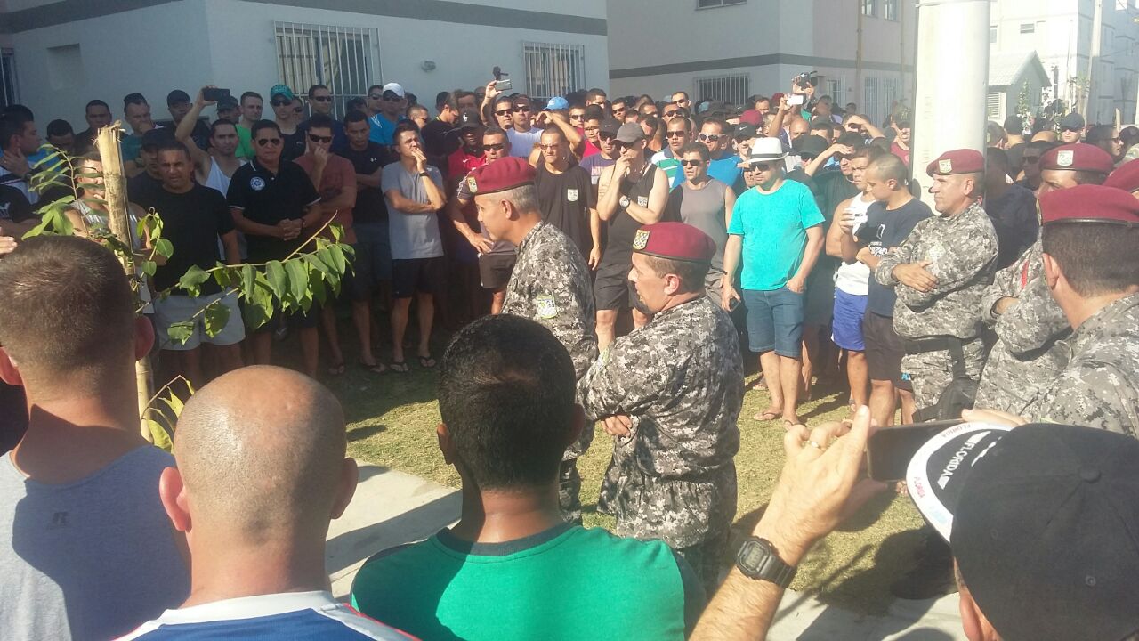 Manifestação dos policiais para cobrar melhores condições de trabalho. | /
