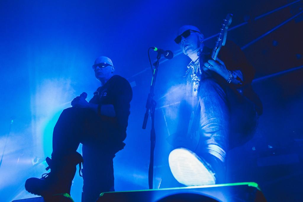 Andrew Eldritch (à esquerda) não quer ninguém sentado em Curitiba. | Divulgação/