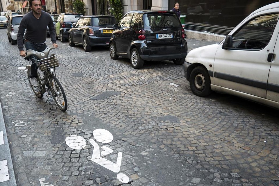 Um homem anda de “Vélib”, o sistema de compartilhamento de bikes de Paris, criado em 2007. | JEAN-PHILIPPE KSIAZEK/AFP