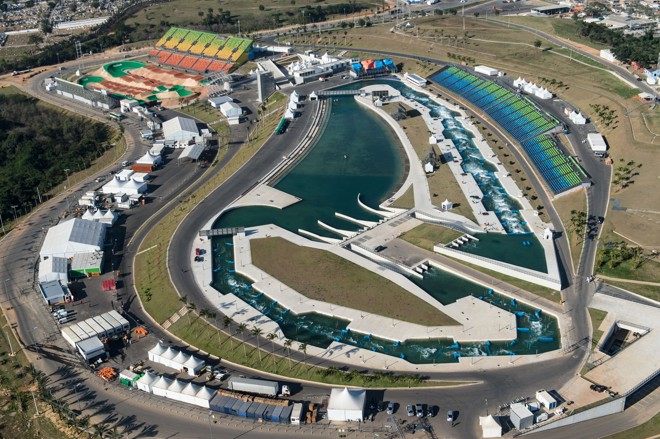 Vista do Centro Olímpico de BMX, ao fundo, e Estádio de Canoagem Slalom, em primeiro plano | YASUYOSHI CHIBA/AFP