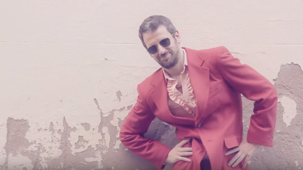 O desenhista tem quase 4 milhões de seguidores no Facebook e abusa do humor negro em tiras que vezes perturbadoras. | /Reprodução YouTube