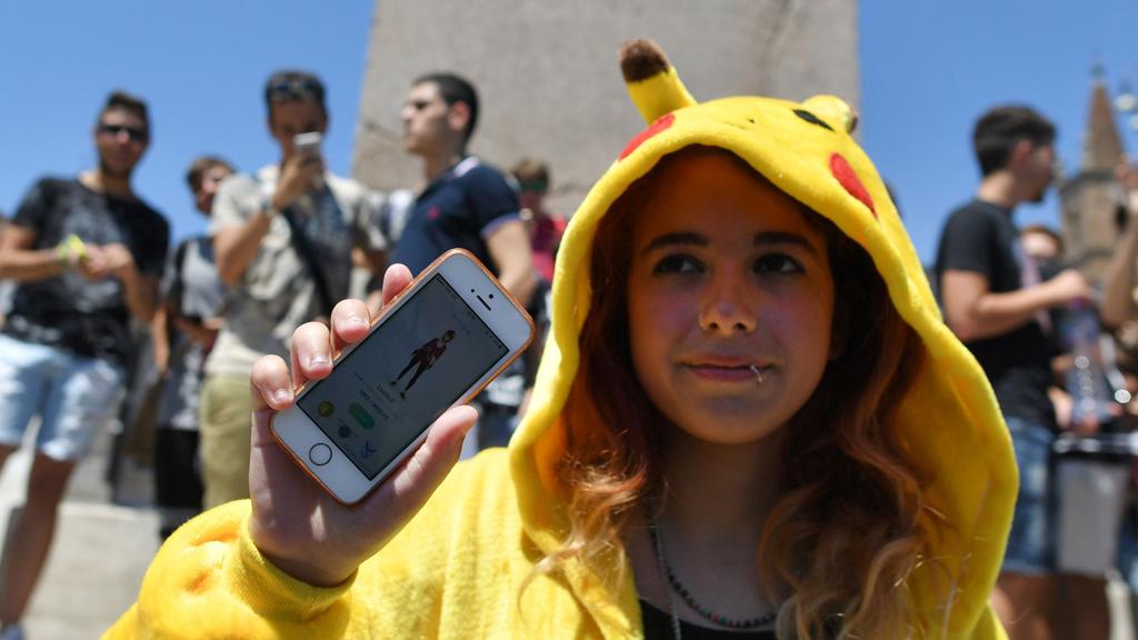 As crianças de hoje em dia vivem entre estranhas e por vezes perturbadoras novas tecnologias: não encane | Tiziana Fabi/AFP