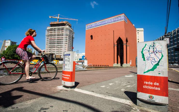 O plano é ter, até o fim de 2016, quase 500 bicicletas e 43 estações em operação em Curitiba. | Brunno Covello/Arquivo/Gazeta do Povo