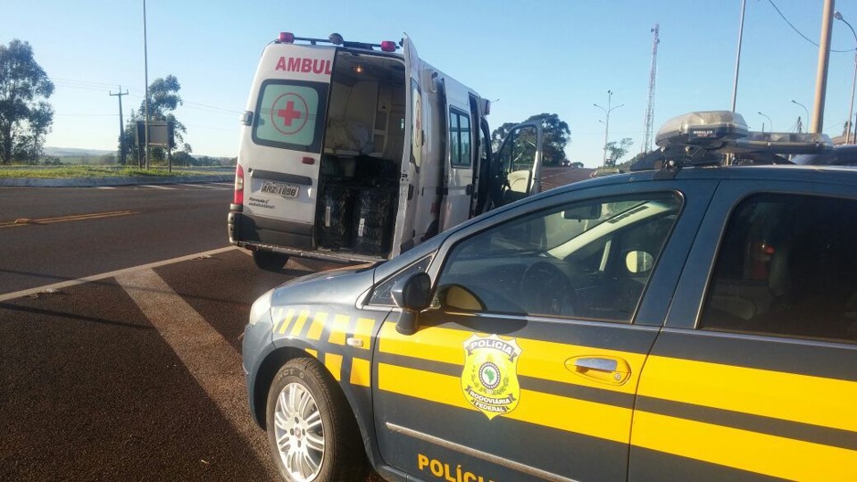 Ambulância da RMC que transportava produtos contrabandeados é apreendida no Oeste do PR | PRF/Divulgação