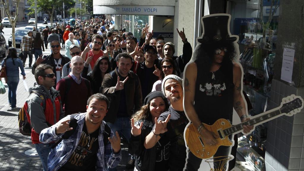 Segundo relatos, desde as 6 horas fãs já aguardavam na porta da loja Multisom, na Rua Marechal Deodoro. | Antonio More/Gazeta do Povo